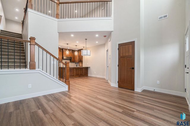 8607 W Shoreline Pl Place, Sioux Falls, SD 57107