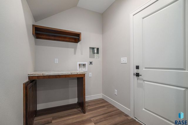 8607 W Shoreline Pl Place, Sioux Falls, SD 57107