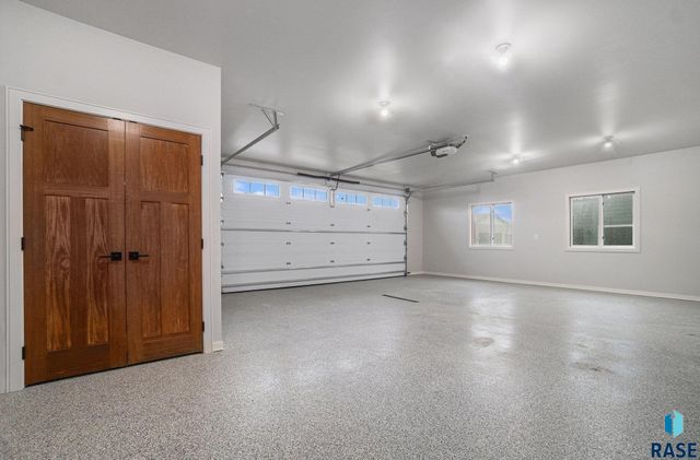 8607 W Shoreline Pl Place, Sioux Falls, SD 57107