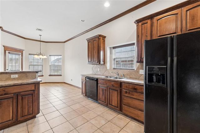 709 N White Tail Way, Mustang, OK 73064