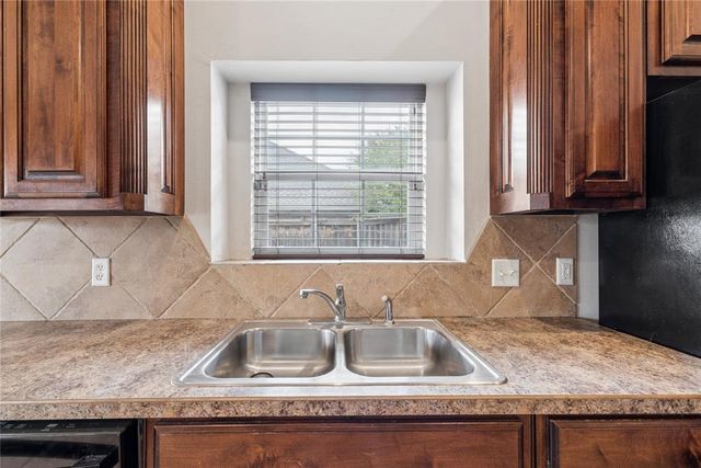 709 N White Tail Way, Mustang, OK 73064