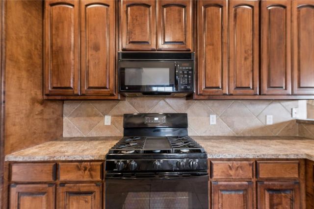 709 N White Tail Way, Mustang, OK 73064
