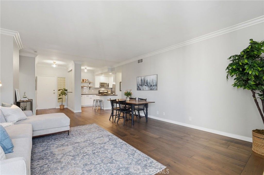 Image 11 of property listing at 10021 Tabor Street 302, Los Angeles, CA 90034