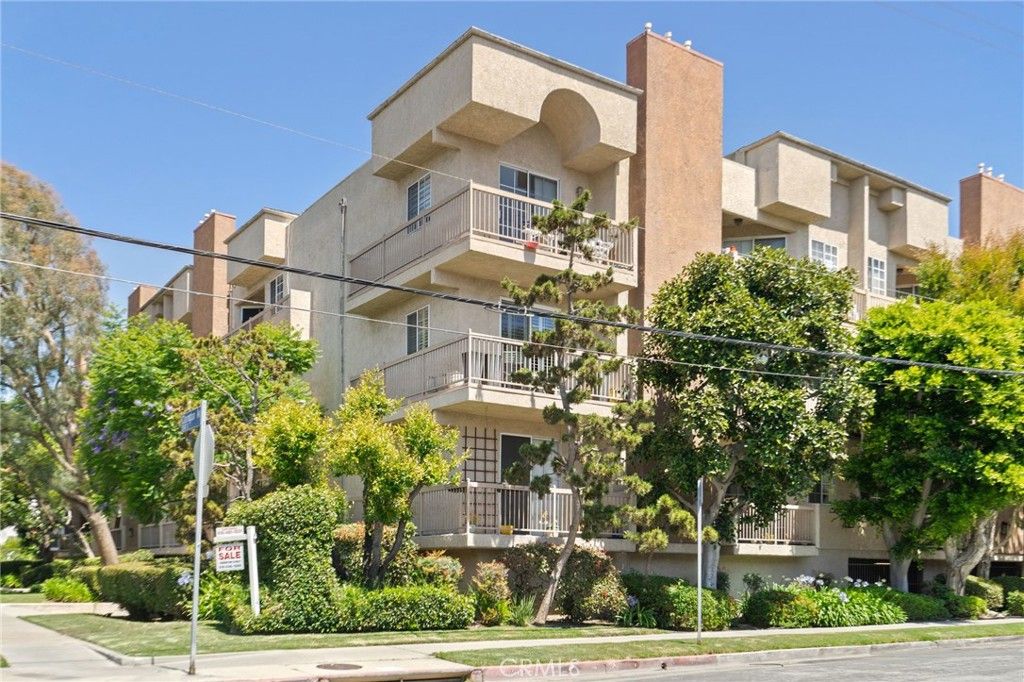 Image 2 of property listing at 10021 Tabor Street 302, Los Angeles, CA 90034