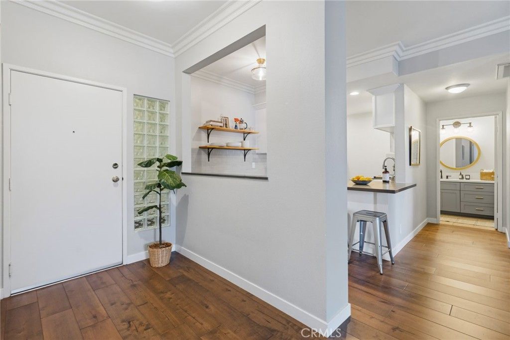 Image 3 of property listing at 10021 Tabor Street 302, Los Angeles, CA 90034