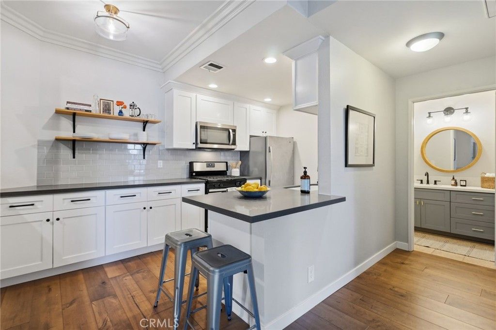 Image 4 of property listing at 10021 Tabor Street 302, Los Angeles, CA 90034