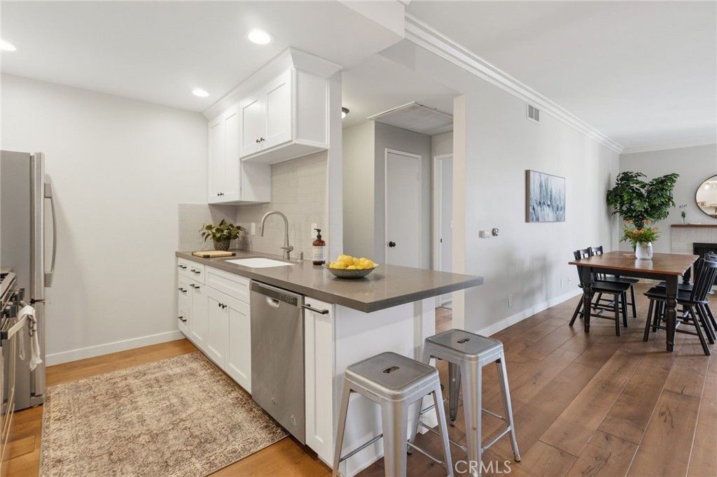 Image 5 of property listing at 10021 Tabor Street 302, Los Angeles, CA 90034