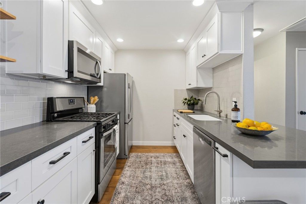 Image 6 of property listing at 10021 Tabor Street 302, Los Angeles, CA 90034