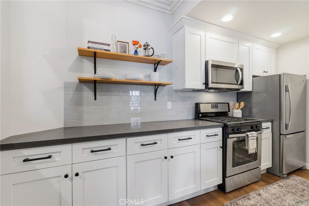 Image 7 of property listing at 10021 Tabor Street 302, Los Angeles, CA 90034