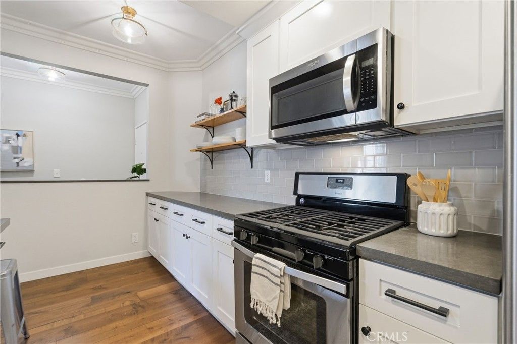 Image 8 of property listing at 10021 Tabor Street 302, Los Angeles, CA 90034