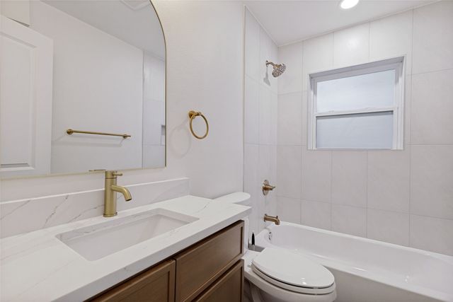 1010 Noble Avenue, Carrollton, TX 75006
