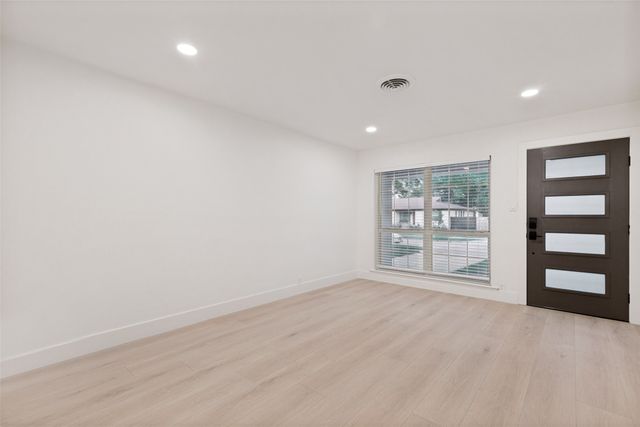 1010 Noble Avenue, Carrollton, TX 75006