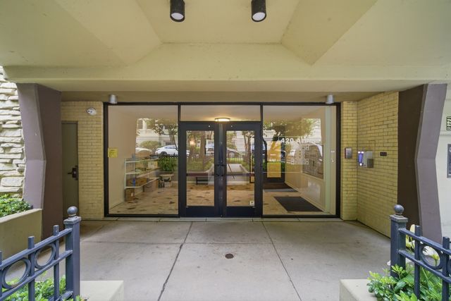420 W Aldine Avenue 222, Chicago, IL 60657