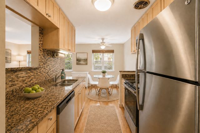 420 W Aldine Avenue 222, Chicago, IL 60657