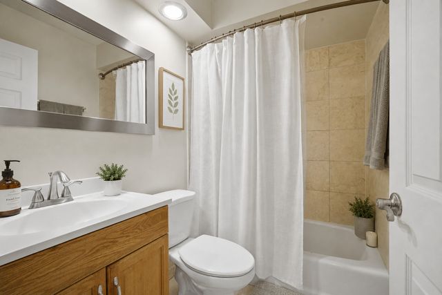 420 W Aldine Avenue 222, Chicago, IL 60657