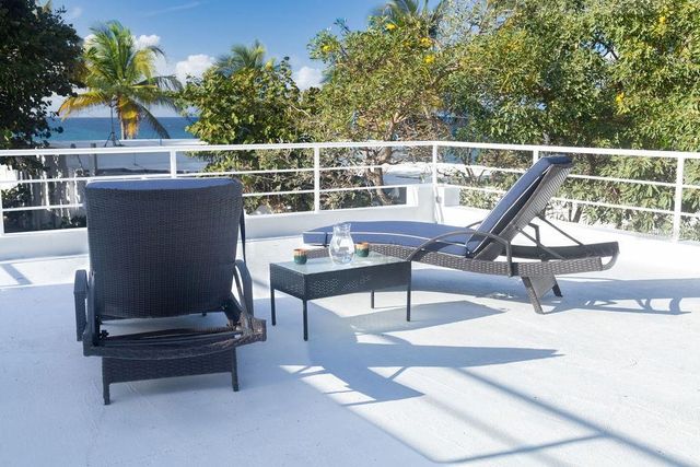 296 BRAVOS DE BOSTON, Vieques, PR 00765