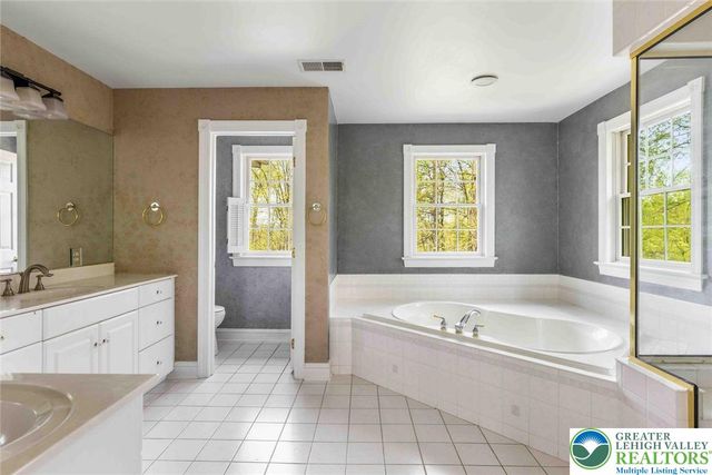 5572 Northwood Drive, Upper Saucon Twp, PA 18034