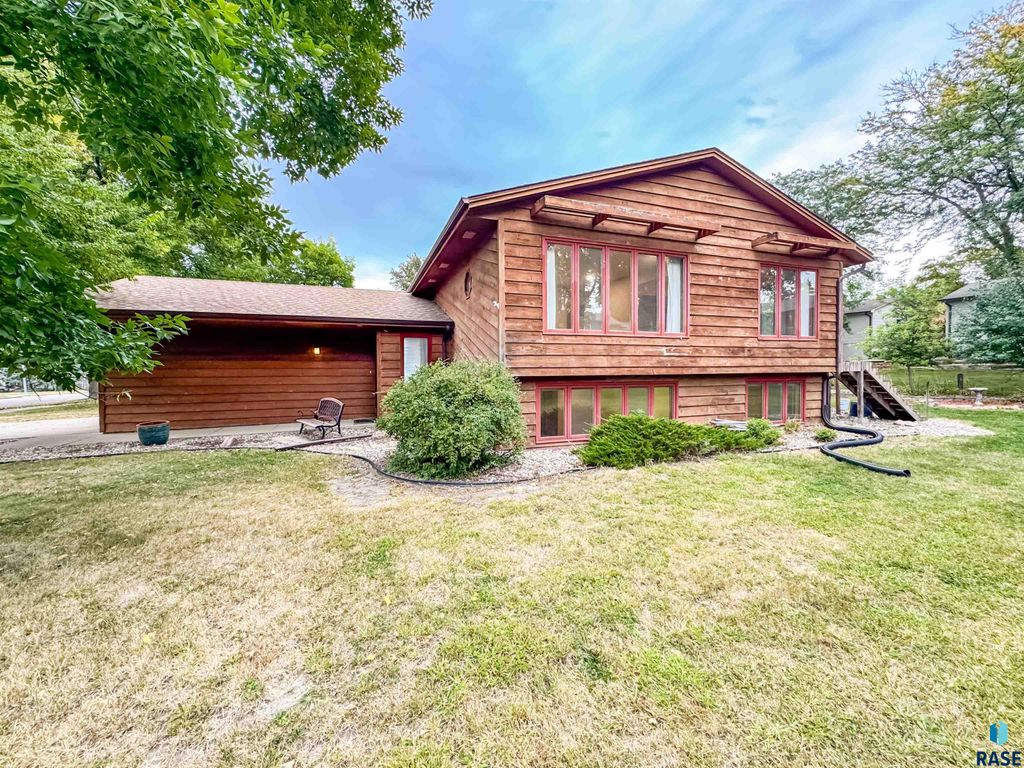 2308 S Woodbine Ln, Sioux Falls, SD 57103