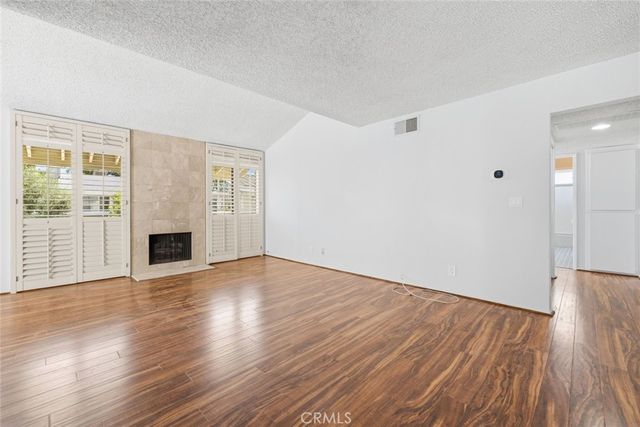 22127 Burbank 7, Los Angeles, CA 91367