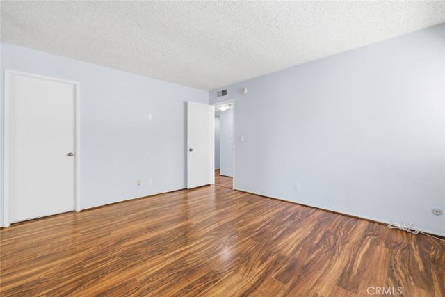 22127 Burbank 7, Los Angeles, CA 91367