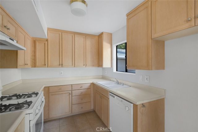 22127 Burbank 7, Los Angeles, CA 91367