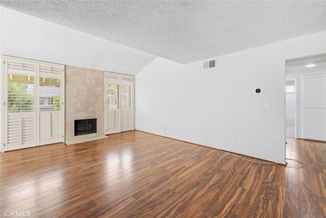 22127 Burbank 7, Los Angeles, CA 91367