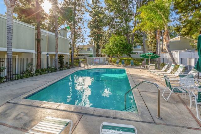 22127 Burbank 7, Los Angeles, CA 91367