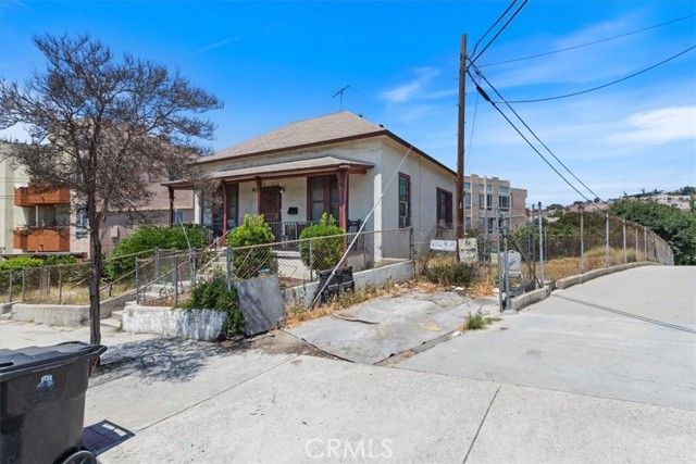 811 N Bunker Hill Avenue, Los Angeles, CA 90012