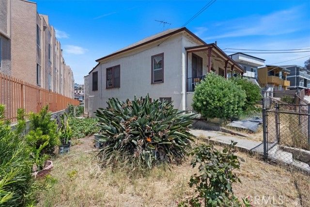 811 N Bunker Hill Avenue, Los Angeles, CA 90012