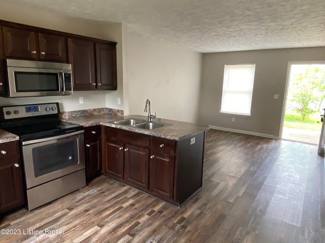 5802 Lake Erie Dr, Louisville, KY 40291