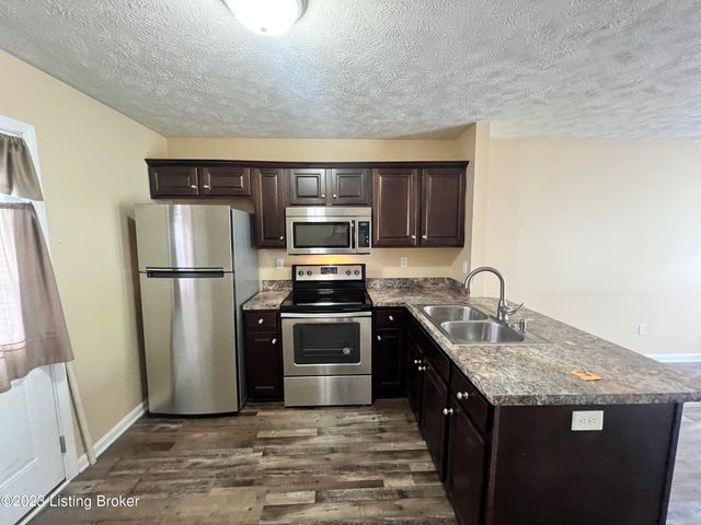 5802 Lake Erie Dr, Louisville, KY 40291
