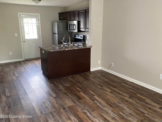 5802 Lake Erie Dr, Louisville, KY 40291