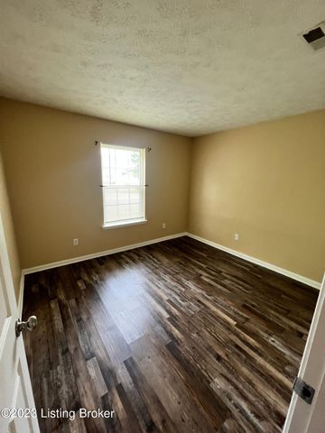 5802 Lake Erie Dr, Louisville, KY 40291