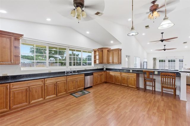 4361 NE 13th Ter, Oakland Park, FL 33334