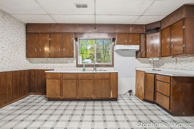 1560 E Mcmillan Road, Muskegon, MI 49445