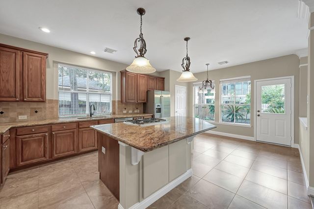 7 Cross Lake Drive, The Woodlands, TX 77382