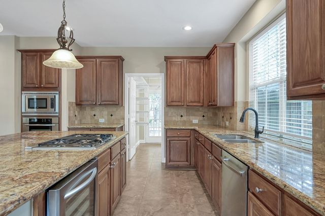 7 Cross Lake Drive, The Woodlands, TX 77382