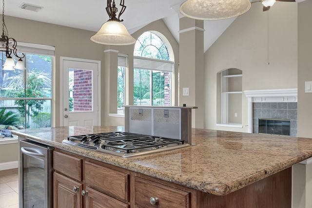 7 Cross Lake Drive, The Woodlands, TX 77382