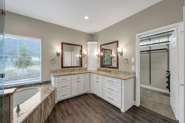 7 Cross Lake Drive, The Woodlands, TX 77382