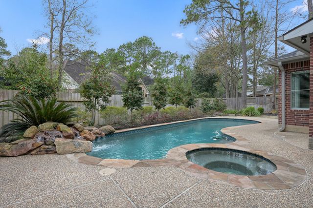 7 Cross Lake Drive, The Woodlands, TX 77382