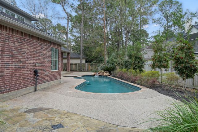 7 Cross Lake Drive, The Woodlands, TX 77382
