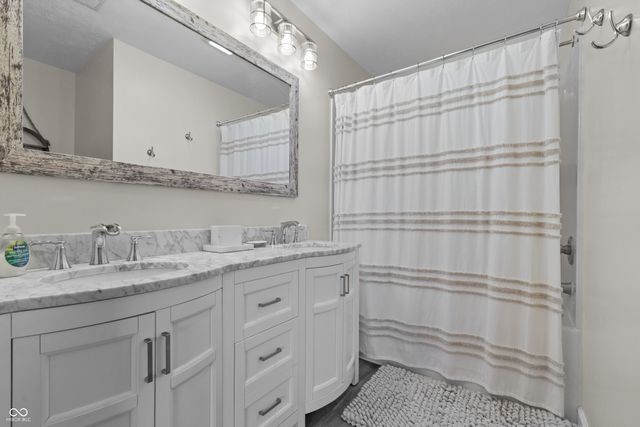 7460 Southern Lakes Drive, Indianapolis, IN 46237