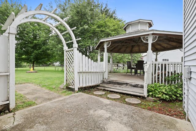 7460 Southern Lakes Drive, Indianapolis, IN 46237