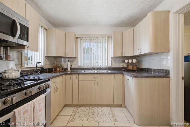 15182 Cooper Street, Taylor, MI 48180