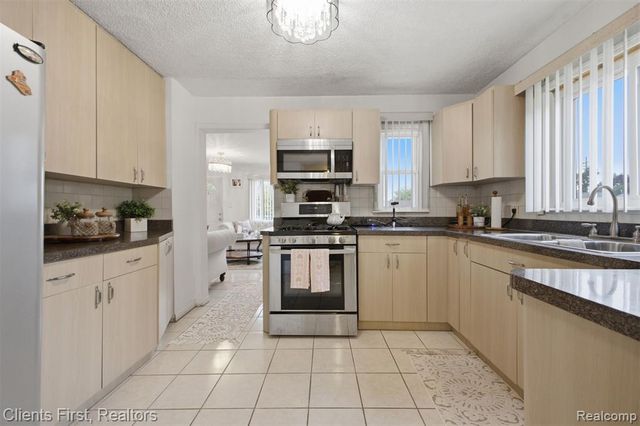 15182 Cooper Street, Taylor, MI 48180