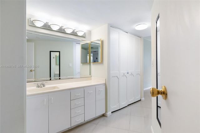 20400 W Country Club Drive 605, Aventura, FL 33180