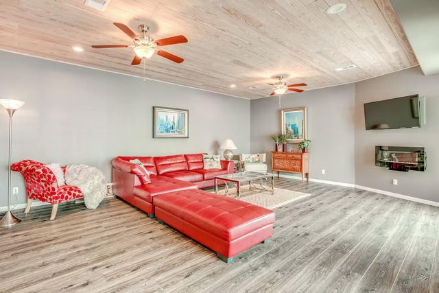 2386 Hwy 87, Gilchrist, TX 77617