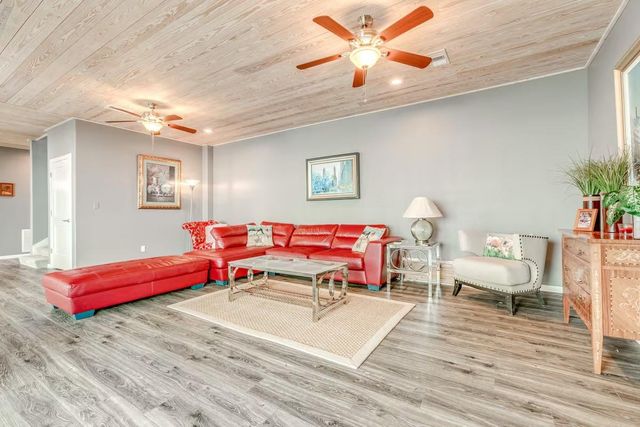 2386 Hwy 87, Gilchrist, TX 77617