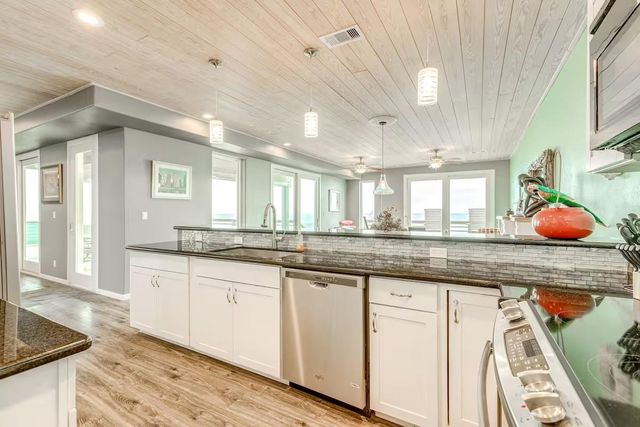 2386 Hwy 87, Gilchrist, TX 77617