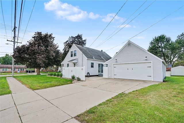 2718 E Ave NW, Cedar Rapids, IA 52405